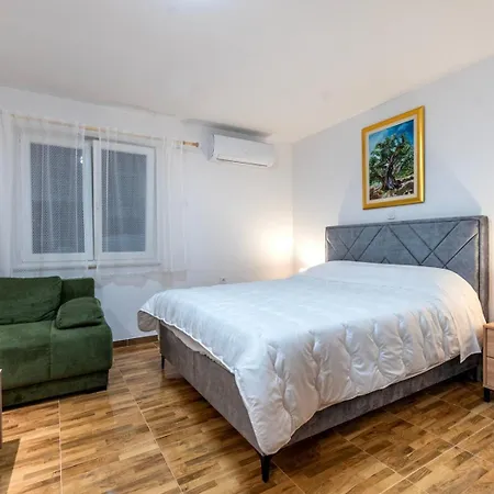 Marta - Free Parking! *