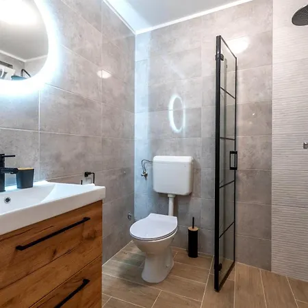 Marta - Free Parking! * Split