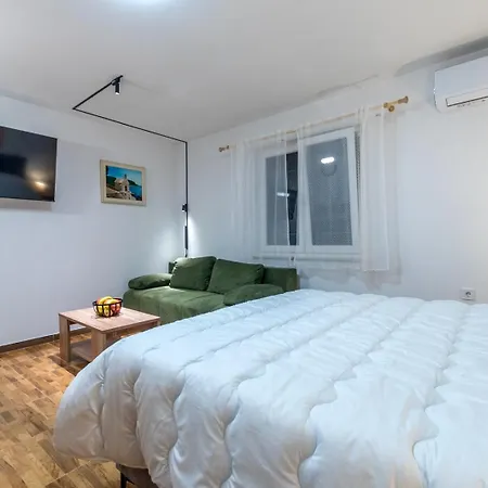 Marta - Free Parking! * Split